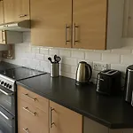 Cozy 2Br Flat Near City Centre Free Parking Fast Wifi
