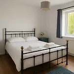 Cozy 2Br Flat Near City Centre Free Parking Fast Wifi